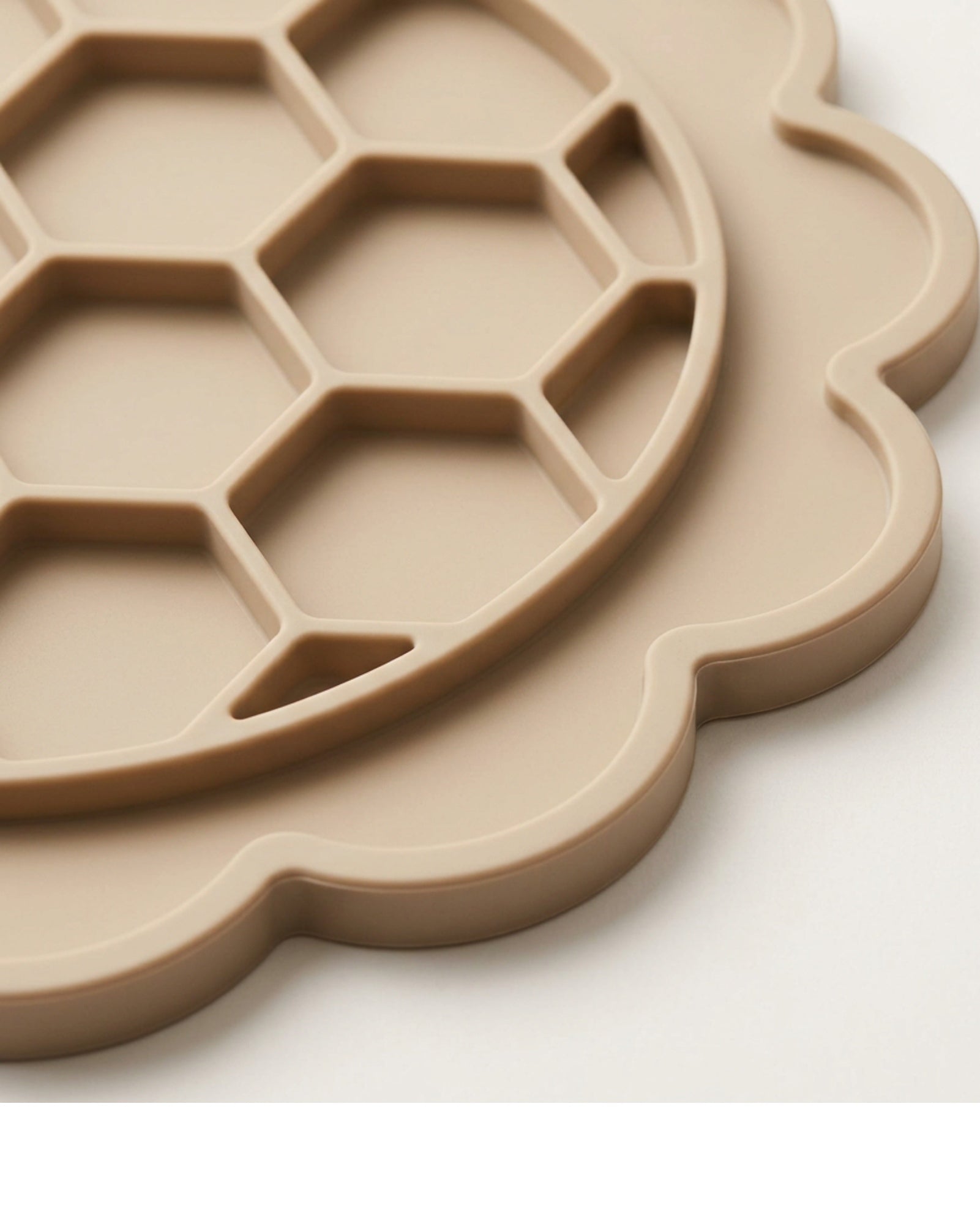 Rmvxj Scalloped Honeycomb Silicone Placemat 16 x 12 in Warm Sand - Detail view